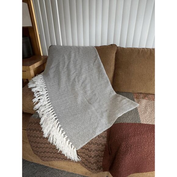 Gray & White Diamond Pattern Throw Blanket With Tassels 49 X 56 Inches - Picture 1 of 7